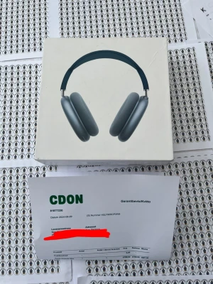 Trådlösa over-ear hörlurar grå - Snygga trådlösa over-ear hörlurar i grått med mjuka öronkuddar och stilren design. Perfekta för musik, gaming eller videos. Levereras i originalförpackning. Laddas via USB och har justerbart huvudband för bästa passform. OBS!!! INGEN AUTENTISK PRODUKT 