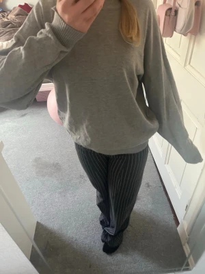 Grå sweatshirt - Enkel och stilren grå sweatshirt med oversized passform och långa ärmar. Tröjan har ribbade muddar vid ärmslut och nederkant. Perfekt för en avslappnad och trendig look.