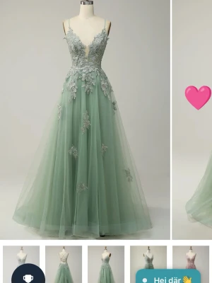 Grön långklänning med spetsdetaljer - Elegant grön långklänning med djup v-ringning och tunna axelband. Klänningen har vackra spetsapplikationer och broderade blommor på livet samt en luftig kjol i lager av tunn tyll. Perfekt för bal eller student. Aldrig använd endast testad🥰