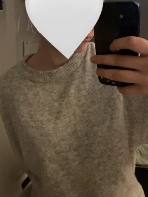 Grå stickad tröja  - Säljer en jättesöt grå stickad tröja. Lite oversized passform och perfekt för vardag. Lätt att matcha med allt. +jätte mjuk och bekväm😽 Fint skick, använd få gånger🩶
