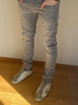 Grå Dondup George Detox - Tja!  Säljer nu dessa sjukt eftertraktade grå Dondup detox med original slitningar från frabrik. Se storlek nedan. Jeansen är i mycket bra skick.                                                 Nypris: 3500kr                                                                 Säljs för: 799kr                                                                 Tveka inte på att höra av er vid intresse eller frågor!