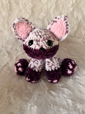 Virkad räv  - Supersöt virkad räv i mjukt garn gjord av mig. Kan både sitta och ligga ner. Perfekt som present eller prydnad hemma. Ej lämplig som leksak. Ca 30cm lång 