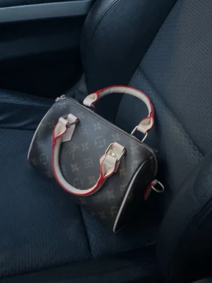 Zara väska - Snygg väska lagom stor för o ha med sig de viktigaste 