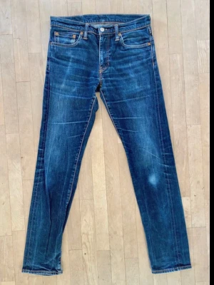 Levi's 511  jeans - Säljer ett par klassiska blå Levi's 511 slim jeans. Mycket fint skick på de. Storlek 32/34 men sitter som 32 i längd. Hör gärna av vid fler funderingar!