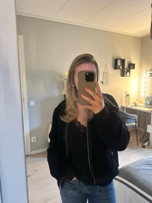 Svart teddy/bomberjacka - Svart bomberjacka i teddymaterial