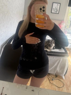 Mörkblå intimissmi  - Intimissmi mörkblå tröja. Nytt skick. Inga hål/deffekter. Fick den i present för nån månad sen men tycker intr jag passar i den längre.