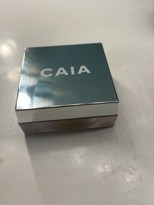 Caia loose powder - Köpte men som jag tyckte va lite för mörk för mig så använt en gång💞