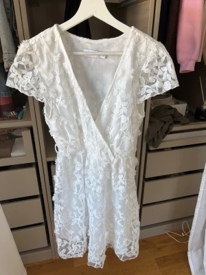 Klänning - Super fin klänning från vila! Storlek xs , använd endast en gång så i väldigt bra skick💞