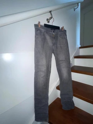  Jeans från Replay - Snygga grå jeans från Replay, slim fit. Storlek 158 och är väldigt klassiska men väldigt snygga 