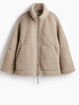 Beige teddyjacka🤎 - Mysig beige teddyjacka med hög krage och två stora framfickor. Jackan har rak passform och stängs med dragkedja framtill. Tillverkad i fluffigt teddy-material som ger en avslappnad och trendig look.