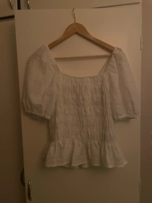 Gullig vit topp - En vit topp ifrån only i storlek L