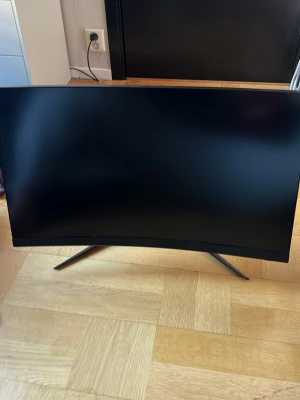 MSI curved datorskärm - Säljer nu denna MSI gamingskärmen. Det är en 27 tum med curve. Den har knapp på baksidan som hjälper dig justera inställningarna för skärmen som crosshairs, ljus och streck! Små defekt som visas på sista bilden men absolut inget man märker, syns endast om man letat noggrant. Priset kan diskuteras!.