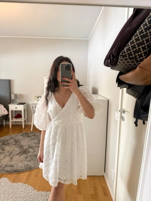 Studentklänning - Klänningen är från Bubbleroom och är från tidigare års kollektioner (finns därmed inte kvar). Den är köpt på Vinted oanvänd och är endast testad av mig. Lappen är inte kvar då tanken var att den förra ägaren skulle ha klänningen som backup, men som inte kom till användning. Nypris 999kr. Helt perfekt för student och sommaren😍  Tveka inte att fråga vid funderingar!