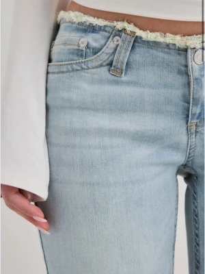 Ljusblå bootcut jeans med rå kant - Säljer ett par lågmidjade ljusblå bootcut jeans. Behöver annan storlek därav säljer jag dessa. Prislapp av men aldrig använda💗