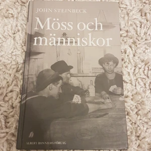 Möss och människor - En klassiker om vänskap, drömmar och utanförskap. Följ George och Lennie på deras resa genom ett tufft Kalifornien, där hopp och lojalitet sätts på prov. Perfekt för dig som gillar starka berättelser och vill läsa något som berör på djupet. PRIS KAN DISKUTERAS!
