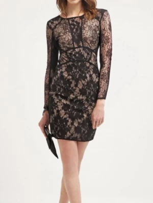 Svart spetsklänning med lång ärm - Elegant svart spetsklänning från BikBok. Figurnära modell med långa spetsärmar och nude/beige underfodring och öppen rygg.  Helt ny med prislapp kvar!