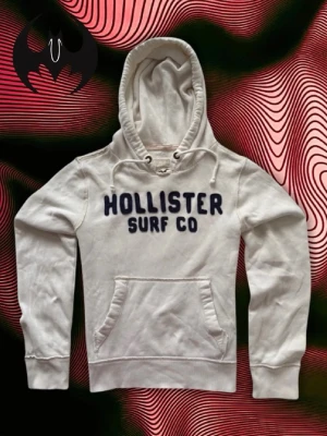 Vit Hollister Hoodie - Vit Hollister hoodie | bra skick, fläck som inte syns | Size M/L | Längd: 64cm Bröstvidd: 57cm Armlängd: 72cm | Modell, 178cm 60kg | Lägg endast bud med avsikt att köpa, inga fördröjning! | Pris är inte hugget i sten!