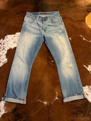 Vintage selvage bootcut nudie RegularRalf - Tjena! Säljer dessa riktigt snygga vintage nudie jeans, modellen är selvage RegularRalf och sitter straight bootcut, W31/L32, hör av dig vid funderingar!🙌
