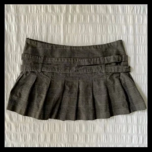 y2k pinterest babydoll micro minikjol  - perfekt skick, uppskattar storleken som xs/s 🎀 midja ~ 37, längd 30 cm färgen är grå med inslag av brunt, remmarna går att justera och ha som man vill eller ta av