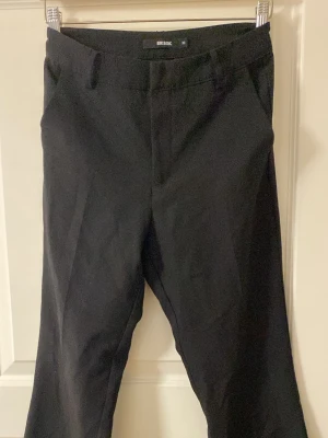 Svarta kostymbyxor från Bik Bok - Snygga svarta kostymbyxor från Bik Bok. Storlek 36.