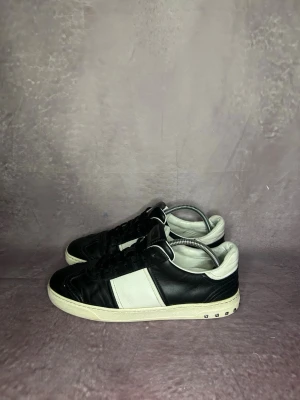 Valentino flycrews  -  fint skick, saknar 4 nitar per sko | Size 42 | fraktar inom 24 timmar | för att köpa klicka ”köp nu” | vid frågor eller funderingar skriv en meddelande | följare får bättre rabatter🙌