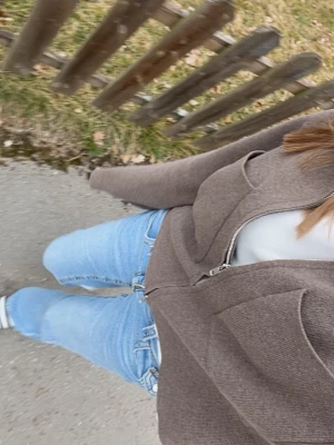 Cardigan   - Säljer en biege cardigan  med dragkedja. Cardifan har en enkel och clean design med fickor framtill och är tillverkad i ett mjukt material. Perfekt till våren och sommaren. Passar både xs/s/m skulle jag säga. Skriv gärna frågor och skicka prisförslag 