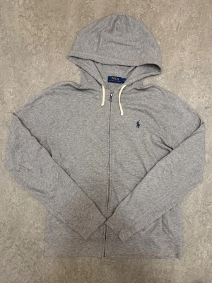 Ralph Lauren Hoodie Zip - Tjeneritz! Säljer just nu denna gråa Ralph Lauren zipen / hoodien i storlek M! Den är i väldigt gott skick och har inga defekter! Tveka inte att kontakta vid frågor eller prisförslag! 👋