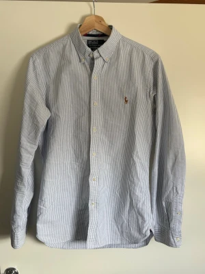 Ralph Lauren Skjorta - Stilren Vit/blå randig ralph lauren skjorta Storlek S, slim fit, extremt bra passform Strålande skick, inga defekter Skriv vid funderingar! Pris kan diskuteras!