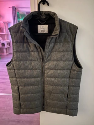 Bläck Väst Grå - Grå bläckväst, toppenskick! Storlek S. Passar 180cm - 175cm! Bra passform rund midjan mm. 