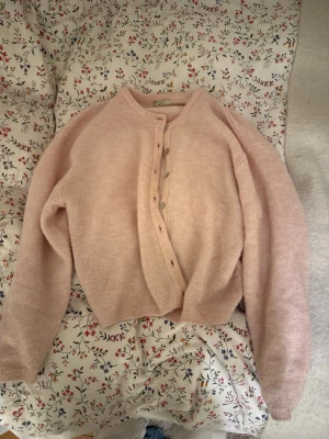 Rosa kofta - Väldigt fin rosa kofta från Gina. Storlek S. Inte använt mycket så i bra skick
