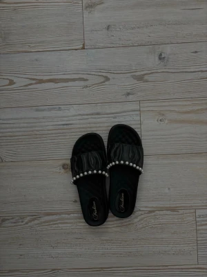 Tofflor - Jättefina och sköna tofflor med en pärl detalj! 🤩 Inga tecken på användning!