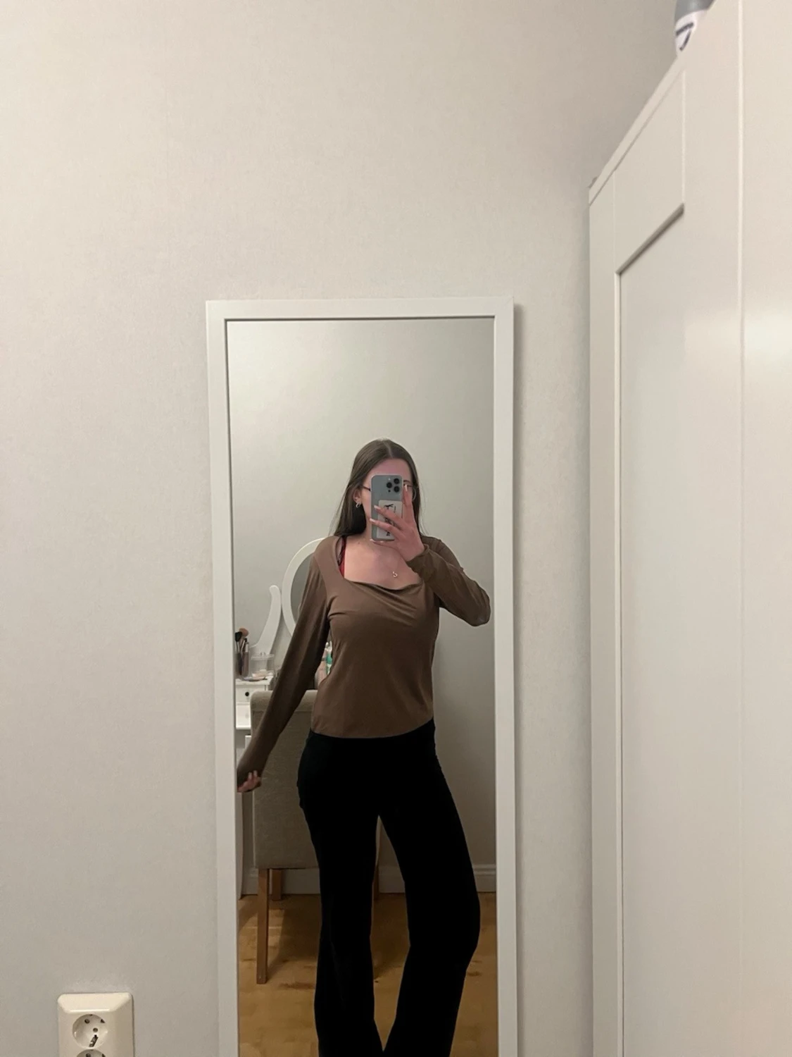 Brun långärmad topp med fyrkantig ringning