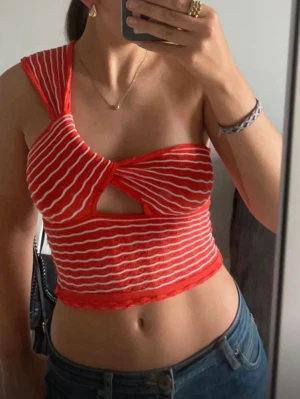 Oneshoulder topp från Zara - Säljer denna coola och snygga one shoulder topp från Zara i korall. Aldrig använd och den finns inte att köpa längre. Den är i storlek S men skulle säga att den passar de med både S och de med xs. Priset kan diskuteras!