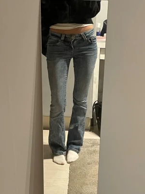 Blå lågmidjade bootcut jeans  - Jeansen är i storlek 32 men skulle säga att de passar XS-XXS. Inga defekter💕                                  Innerbenslängd: 81cm                                Midjemått: 34cm                                               Grenhöjd: 19cm 