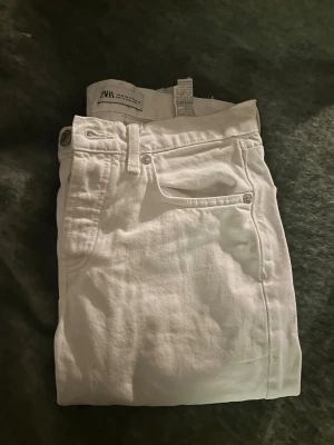 Zara jeans  - Vita jeans från zara i strl 34, klippa längst ned och passar mig som är 167🥰medel höga i midjan 