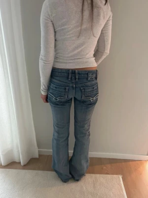 Blå lågmidjade bootcut jeans Diesel - Lågmidjade bootcut jeans från Diesel. Säljer då de är för små. Nedtrampade längst ner (se sista bilden)