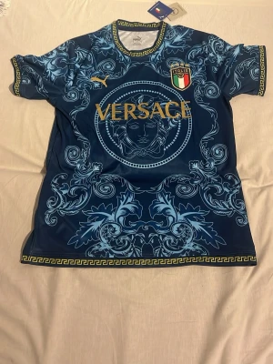 Versace Italien fotbollströja  - Helt ny Versace Italien fotbollströja. Skriv gärna om ni har någon fråga 🙌 Pris kan diskuteras 