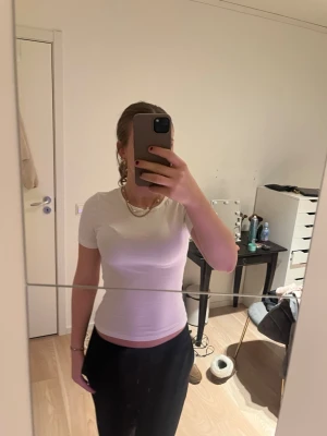 Vit ribbad t-shirt - Säljer en vit ribbad t-shirt från Gina. Väl använd men finns inga skador. Mycket fin basic t shirt.