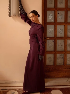 Maxiklänning - Burgundy maxiklänning från Nakd. Använd endast en gång. Har en öppen rygg och slits där bak. Köpt för 699kr och säljs för 449kr. Priset kan diskuteras 🤎