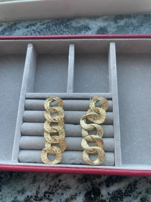 Örhängen - Så fina örhängen från ur och pen!  aldrig använda💕