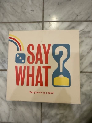 Helt nytt Sällskapsspel Say What? - Säljer sällskapsspelet Say What? från Ninja Print. Spelet har en beige kartong med färgglada tryck och innehåller tre olika spelrundor där man gissar filmer, böcker, serier, karaktärer och prylar. Perfekt för spelkvällar med vänner eller familj.