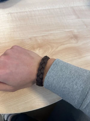 Flätat brunt läderarmband - Snyggt flätat armband i mörkbrunt läder med tryckknapp som stängning. Perfekt accessoar för en avslappnad och stilren look. 119kr per armband, 2 för 200kr.  Skriv vid funderingar, färg och storlek går att ändra på!