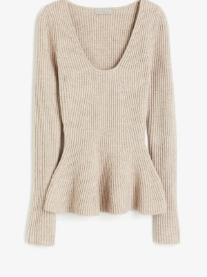 Beige ribbstickad figursydd topp - Snygg beige stickad tröja som är figursydd och djup rund halsringning. Tröjan har långa ärmar och är ribbstickad för en cool struktur. Perfekt att matcha med jeans eller kjol för en trendig look.                         Jättesöt tröja för dig som gillar lite volang💘                    Skriv vid frågor! Pris kan diskuteras🩷