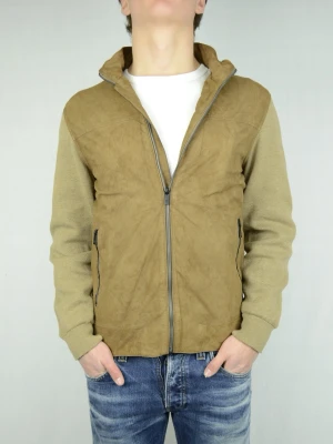 Massimo Dutti cardigan  - MASSIMO DUTTI HYBRID CARDIGAN MOCKA FRAMDEL Storlek : M Passform : Normal Användning : Jackan är i ett väldigt fint skick utan defekter Nypris : Cirka 1800SEK Modellen på bilen är 182CM och väger 78KG