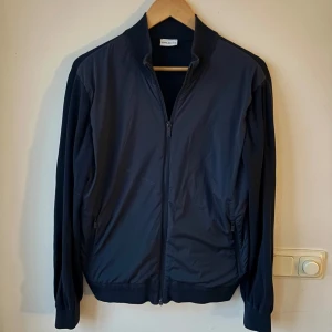 John Henric cardigan  - Säljer denna  John Henric cardiganen!⭐️Skick : 9/10!🙌Storlek M passar S/M / Nypris = 3000kr!🤝Hör gärna av er om ni har funderingar!👍