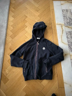 Moncler zip - • svart moncler zip• size S• skick 9/10• pris endast 899kr