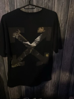 Svart Off-White t-shirt med tryck - Allt som ligger uppe är äkta till 100% köp ifall ni vill för dom här kläderna använder jag inte  längre tyvärr så har canada goosen krympt lite i storlek passar åtminstone 174 177 nån stans där 