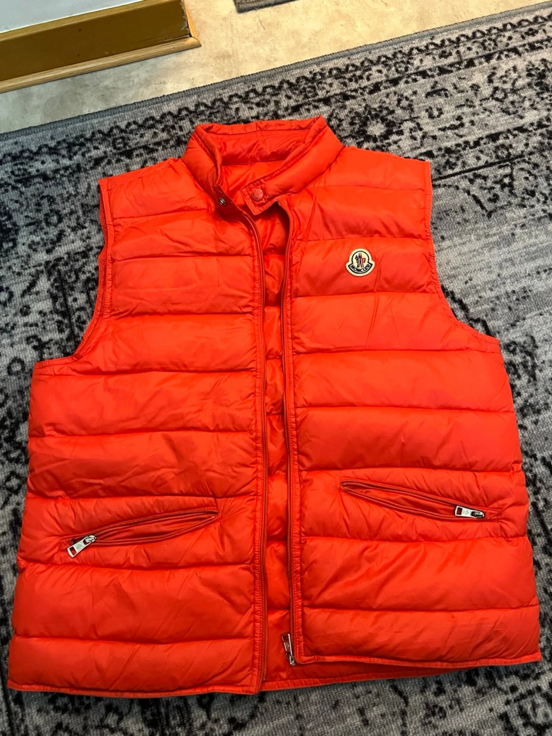Röd dunväst från Moncler