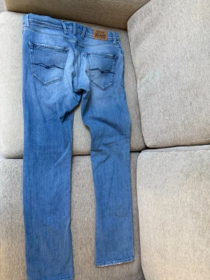 Replay jeans - Säljer ett par replay jeans i fint skick.