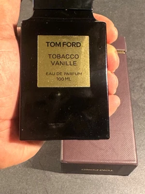Tom Ford Tobacco Vanille 100 ml - Tom Ford Tobacco Vanille Eau de Parfum i en elegant svart glasflaska med guldetikett. Flaskan rymmer 100 ml och har en lyxig, fyrkantig form.  En ikonisk doft med inslag av tobak och vanilj. 90 ml kvar.
